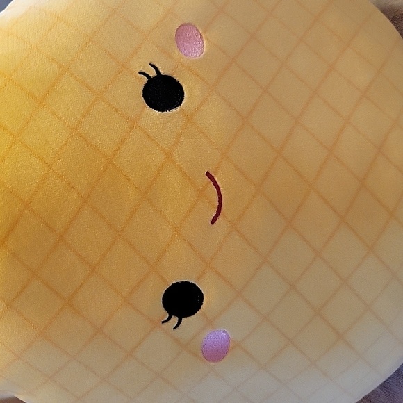 SQUISHMALLO Maui the Pinapple - Picture 3 of 8